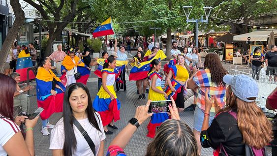 Manifestación de ciudadanos venezolanos en Mendoza. Los Andes