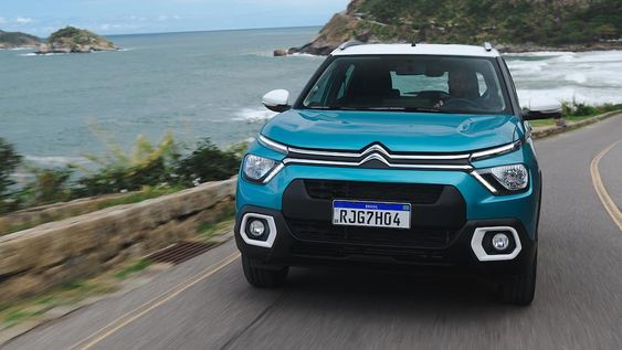 El nuevo C3 es un auto con el que a los pocos kilómetros uno se familiariza y al que se puede conducir fácilmente. En esto no sólo influyen sus proporciones bien comprimidas, sino la postura de manejo bien alta y lo suave de su dirección eléctrica.