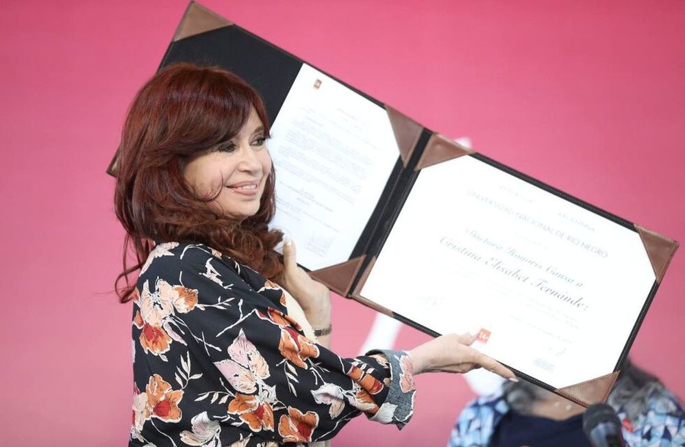 Hasta el formato de sus apariciones se ha desgastado: ¿Cristina describe la ruina de la patria, pero ante el llamado de la acción privilegia la disertación desde la cátedra?Eso es casi una deserción honoris causa.