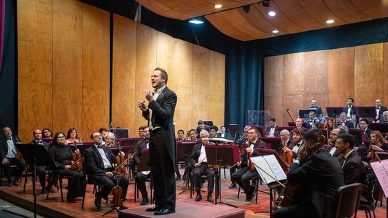 El brasileño Tobías Volkmann, al frente de la Orquesta Sinfónica de la UNCuyo.