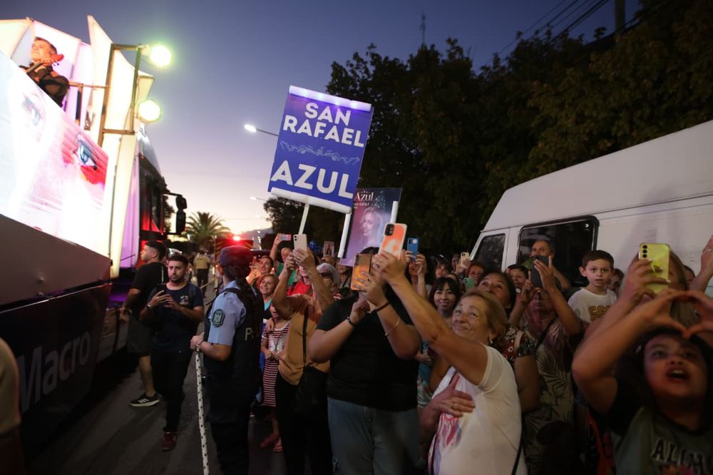Vecinos recibieron a Azul Antolínez, flamante Reina Nacional de la Vendimia
