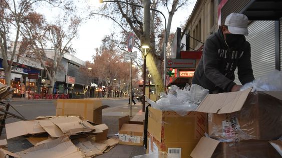 El señor Aldo, un cartonero que recorre el centro de la Ciudad de Mendoza con su bicicleta y un carrito juntando cartones que dejan en la via pública los comerciantes. / José Gutiérrez