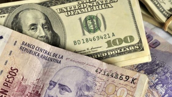 Pesos argentinos y dólares.