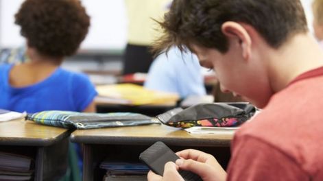 Tras su avance, el uso del celular en las aulas genera debate