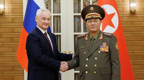 Los Andes | Una fotografía facilitada por el Servicio de Prensa del Ministerio de Defensa de Rusia muestra al ministro de Defensa de Corea del Norte, No Kwang Chol (dcha.), y al ministro de Defensa de Rusia, Andrei Belousov, estrechándose la mano durante su reunión e