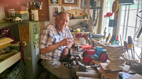 Víctor Méndez en su taller del patio de su casa, en Colonia Las Rosas. Allí pasa gran parte del día cortando, lijando y armando juguetes de madera.