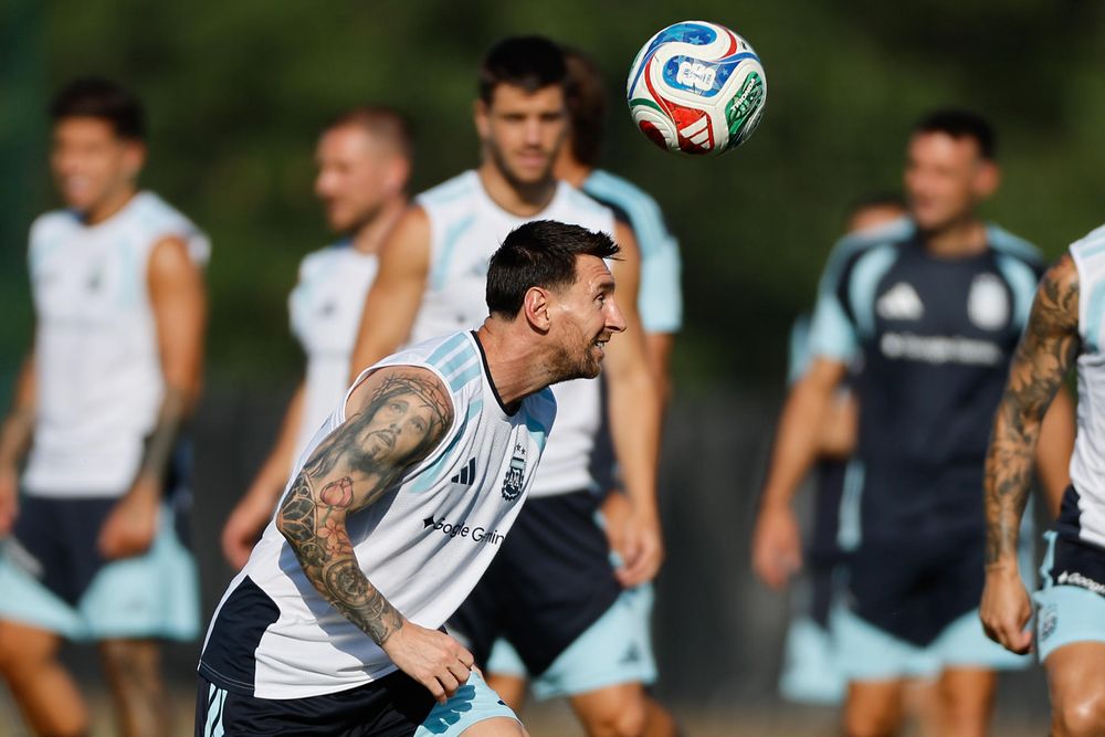 Lionel Messi hace jueguitos con el balón durante la práctica del seleccionado argentino. 