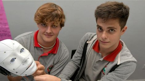 Tienen 17 años y crearon un robot que, con IA, puede leer e interpretar Lengua de Señas. Foto: Orlando Pelichotti / Los Andes.