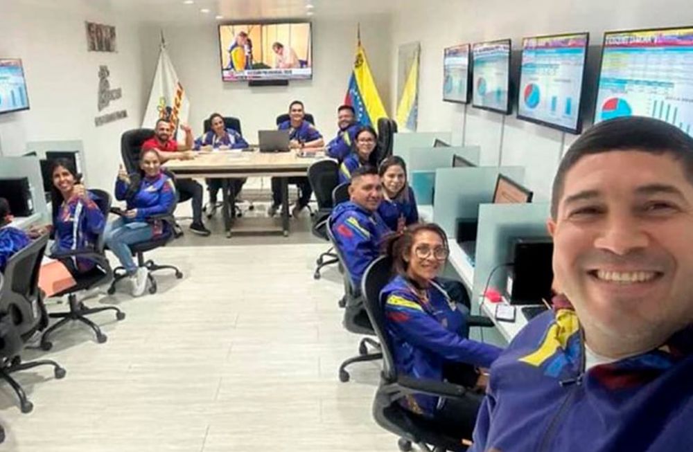 En un descuido, un trabajador chavista publicó una selfie que advierten evidencia la derrota de Maduro. Captura: X / @UHN_Plus