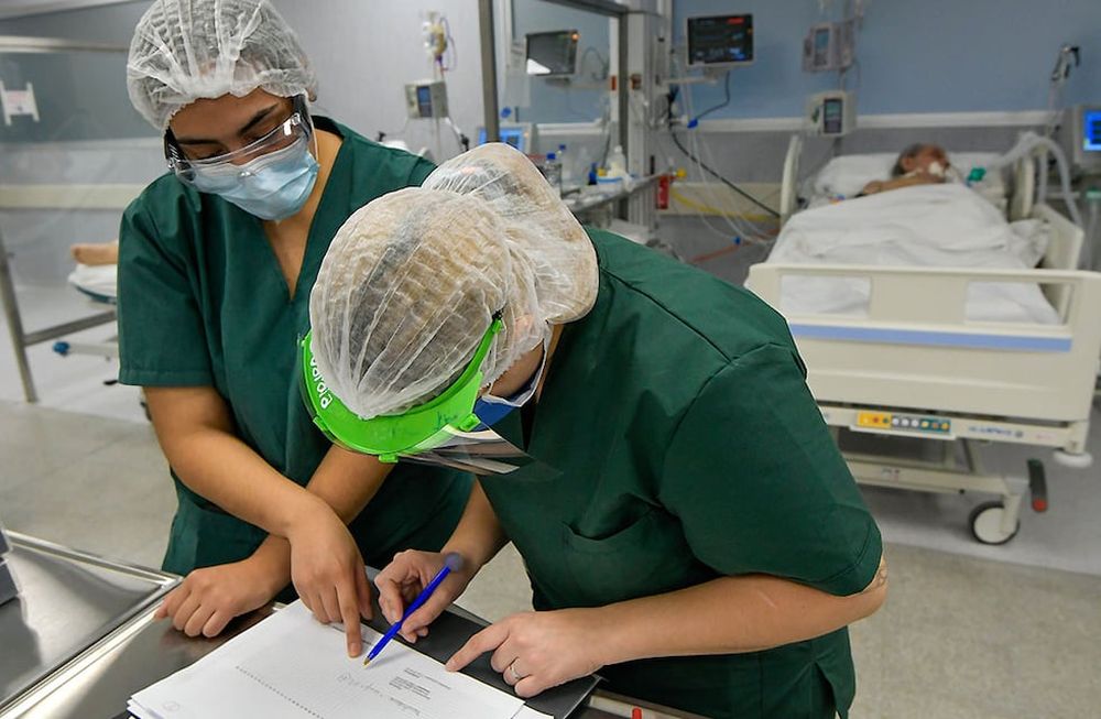 En la UTI Covid del hospital Central admiten que este año son muchos los pacientes de 30 a 50 años intubados. Foto: Orlando Pelichotti / Los Andes.