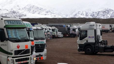 Alrededor de 900 camiones esperan poder cruzar a Chile.