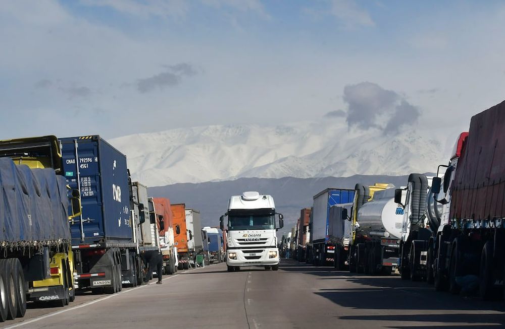 Los cierres, y demoras en el Paso a Chile generan pérdidas económicas durante todo el año/ Foto: Orlando Pelichotti