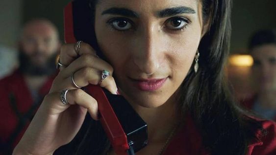 Alba Flores, “Nairobi”, deslumbró a su público con un vestido transparente