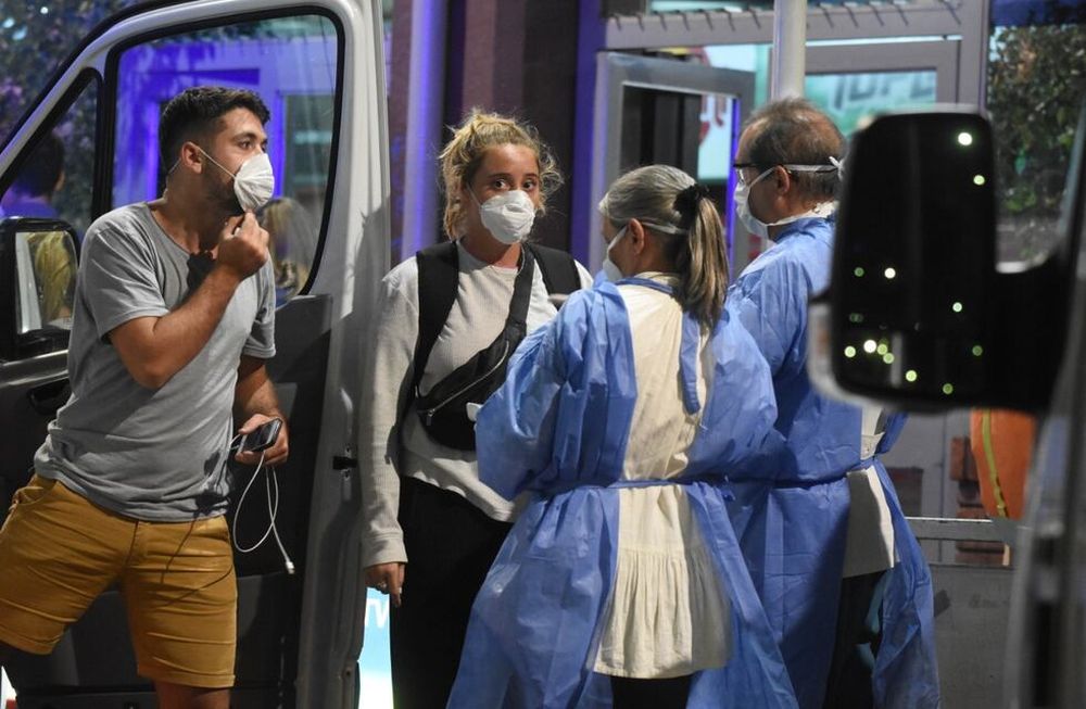 Médicos llaman diariamente a unas 100 personas sospechadas de tener Covid-19