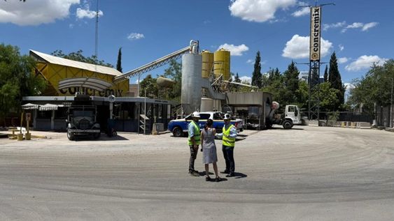 En Godoy Cruz, la Policía Ambiental Minera constató que la planta operaba pese a una orden de cese. En Godoy Cruz, la Policía Ambiental Minera constató que la planta operaba pese a una orden de cese.