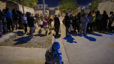 Los Andes | El comedor y merendero Los Horneritos, en El Algarrobal, Las Heras, da raciones de comida todos los martes a más de 1700 personas entre niños, adultos y ancianos. Foto: Ignacio Blanco / Los Andes