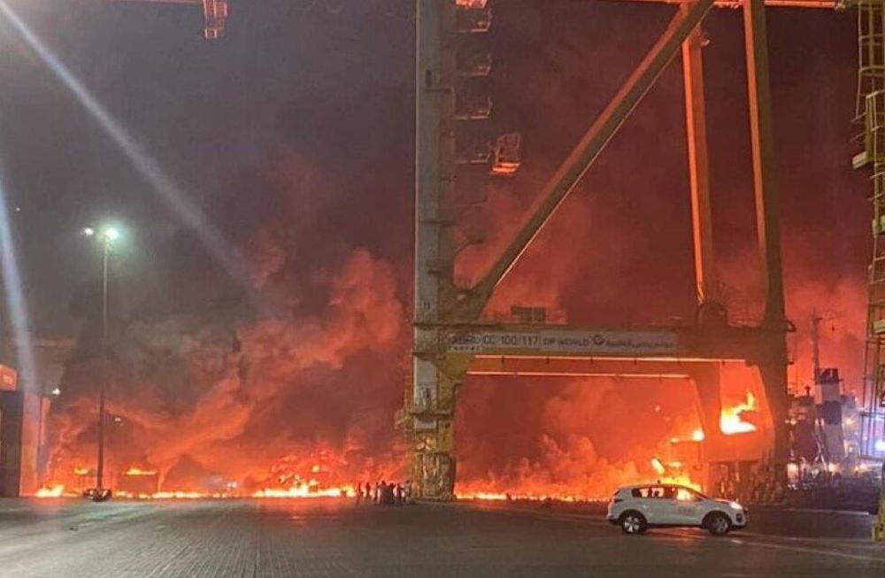 El siniestro en el puerto de Dubai se originó por el incendio en un buque carguero.