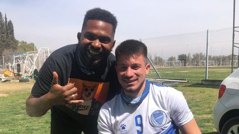 Los Andes | Cantero cumplió un sueño y se sacó la primera foto con su ídolo, Morro García. El joven sanjuanino buscará ser socio de ataque del charrúa.