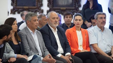 Gustavo Aguilera (Tupungato) y Alejandro Morillas (San Carlos). Flor Destéfanis (Santa Rosa) y Ricardo Mansur (Rivadavia) ubicados a la derecha de la imagen destinan un alto porcentaje de fondos a los HCD. Foto: Prensa Gobierno de Mendoza.