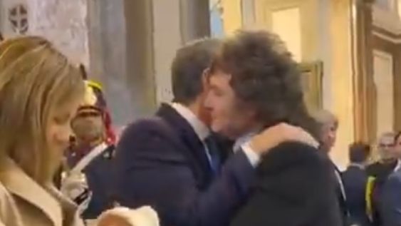 tras el desplante del 25 de mayo, milei fue a abrazar a jorge macri y sellaron la reconciliacion en el tedeum del 9 de julio