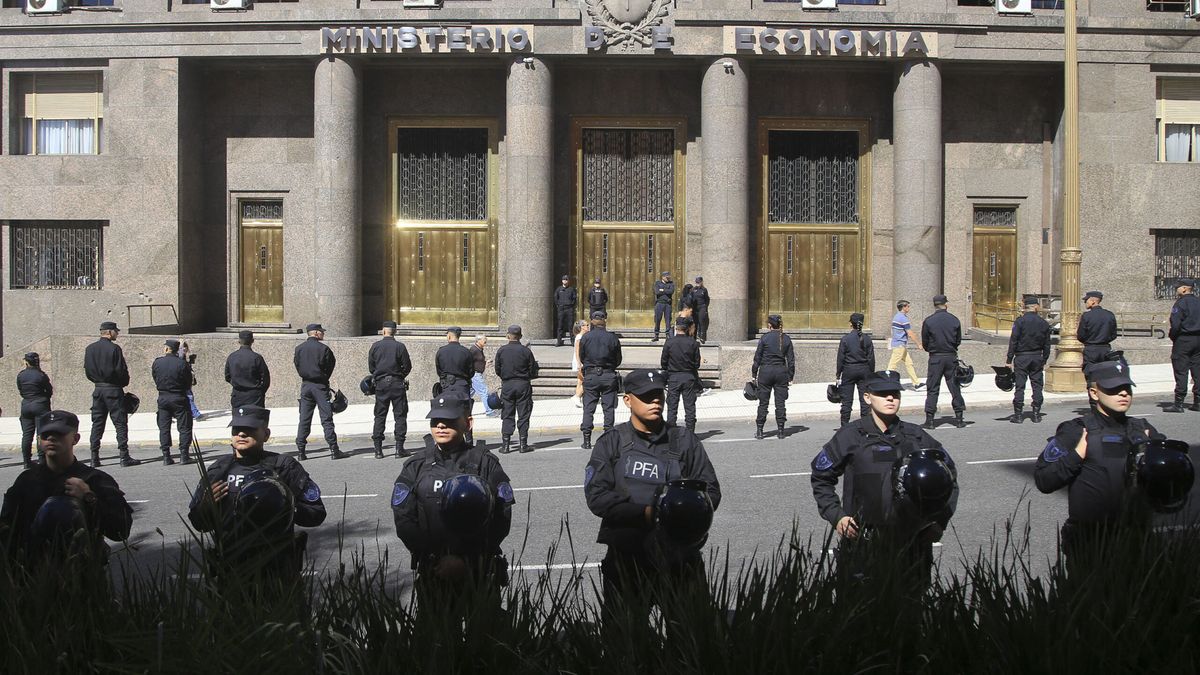 Evacuaron el edificio del Ministerio de Economía tras una am