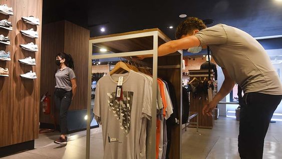 De lunes a viernes, hasta el 31 de marzo, quien pague con las tarjetas de crédito del Banco Nación, accederá a descuentos de hasta el 35% en sus compras. Foto: José Gutierrez / Los Andes