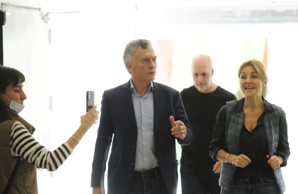 uenos Aires - Recorrida del Jefe de Gobierno porteño Horacio Rodríguez Larreta junto a Mauricio Macri recorren escuela en Pompeya. Foto:  Clarín