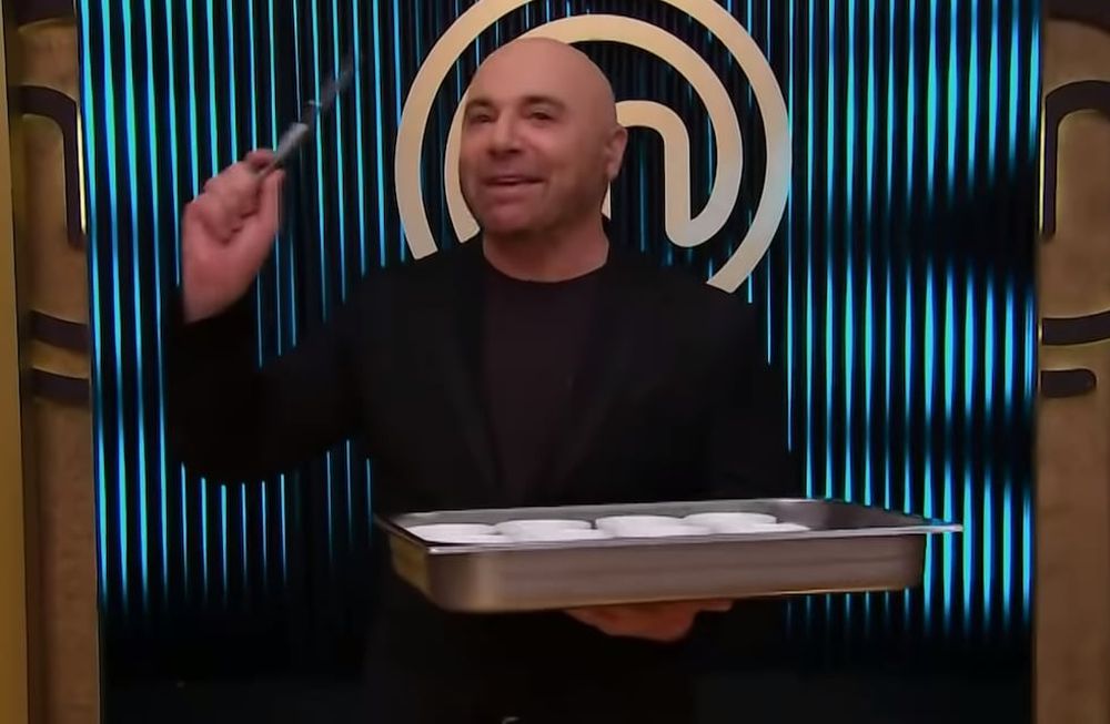 Germán Martitegui entrando al set con los ajos mendocinos