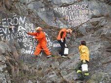 Limpieza de pintadas en las piedras al costado de la ruta 7, en Potrerillos. Limpieza de pintadas en las piedras al costado de la ruta 7, en Potrerillos.