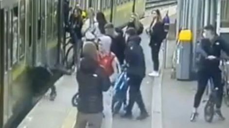Un grupo de jóvenes empezó a intimidar a patadas a un grupo de mujeres. Cuando una de ellas intenta evitarlos, se cayó por el hueco entre el vagón y el andén. / Foto: Web