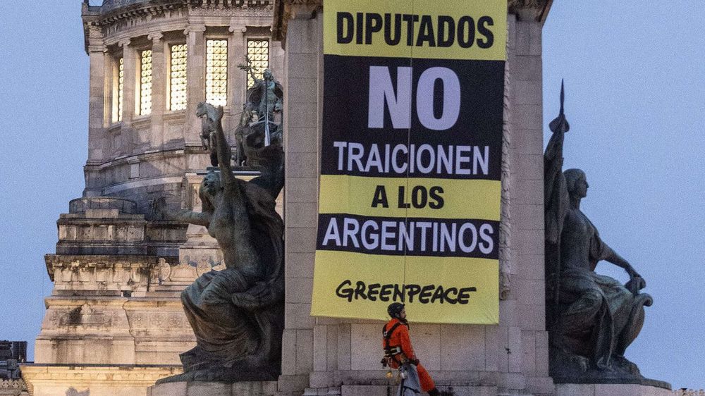 Ambientalistas de Greenpeace vandalizaron un monumento frente al Congreso contra la reforma de la Ley de Glaciares.