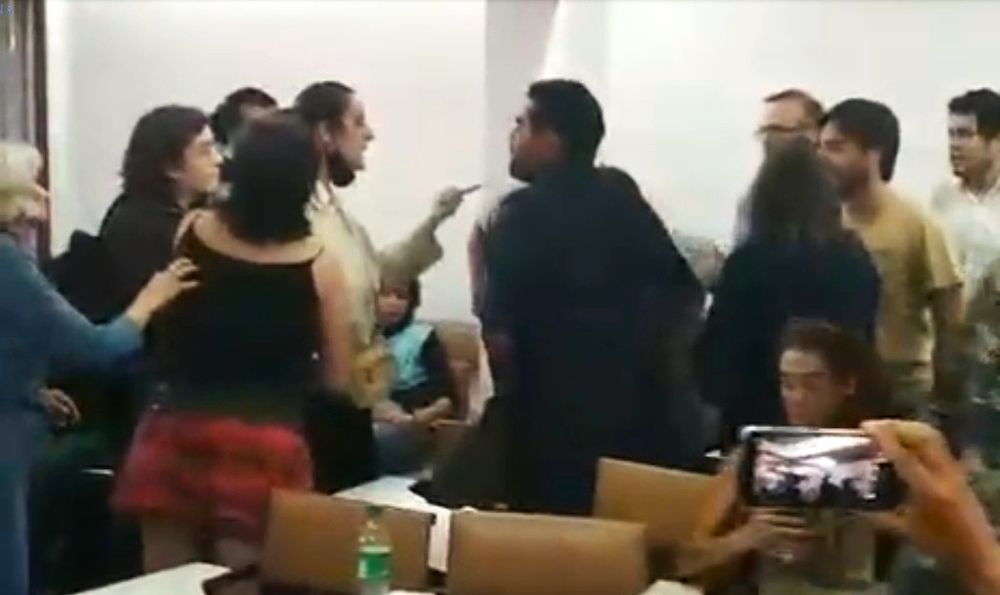 La actividad terminó con discusiones y agresiones entre los organizadores del panel y los militantes de izquierda.