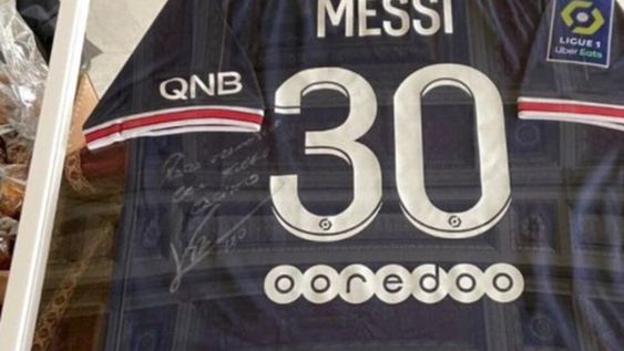 La camiseta para el Papa Francisco con palabras de afecto por parte de Lionel Messi. La camiseta para el Papa Francisco con palabras de afecto por parte de Lionel Messi.