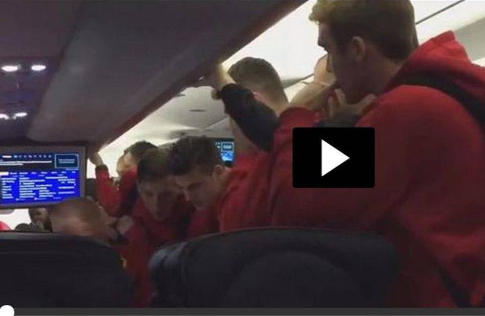 En un tren, los jugadores del Watford inglés se enteraron del ascenso a la Premier y lo festejaron