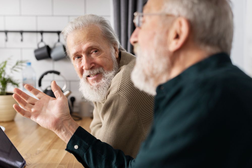 Dos adultos conversan en un café. Foto: Freepik.