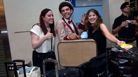 Los Andes | Bajo el cartel de arribos internacionales, un set de actores, ataviados como viajeros de otro tiempo, fueron parte de una peculiar recepción de bienvenida en el aeropuerto. / Foto:  Orlando Pelichotti