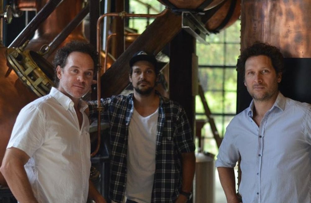 Gastón, Gabriel y Cristian Williams, los hermanos que buscan crear un whisky andino. - Gentileza
