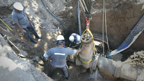 Trabajos de Aguas Mendocinas en el acueducto de Civit y Belgrano (Orlando Pelichotti / Los Andes)