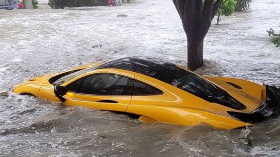 El torrente de agua no solo hizo flotar el vehículo del suelo, sino que también lo hicieron atravesar la puerta cerrada del garaje. Foto: Web