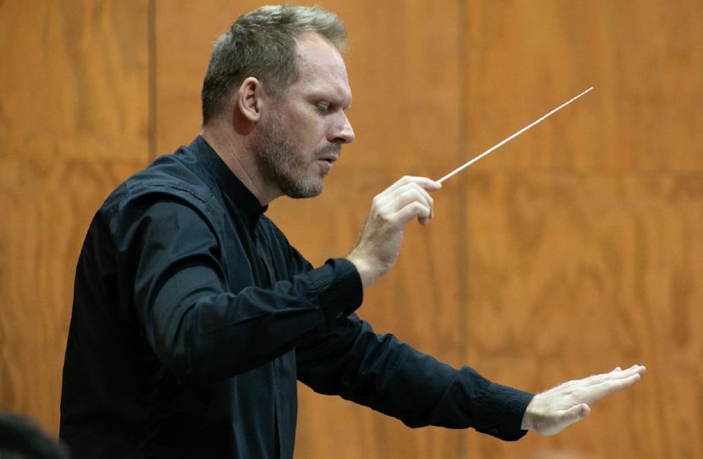La Sinfónica inicia su Ciclo Sinfónico con el guitarrista Aldo García como solista, interpretando obras de Villa-Lobos, Ravel y De Falla.