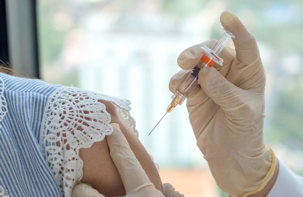 La modificación del calendario de vacunación contra el VPH busca ampliar los sectores que la reciben pero causa preocupación en expertos