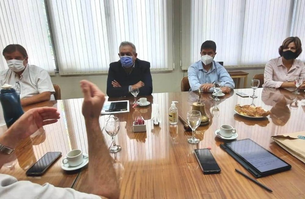 Carlos Ianizzotto viajó el viernes a San Rafael para reunirse con dirigentes, empresarios y productores en la Cámara de Comercio.