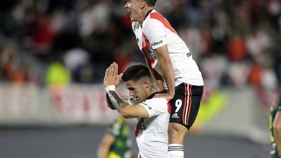 Enzo Fernández anotó el 1-0 de River sobre Defensa y Justicia. El cordobés Julián Álvarez se trepa sobre los hombros de su compañero, que no celebró mucho por su pasado por el Halcón. (Fotobaires)