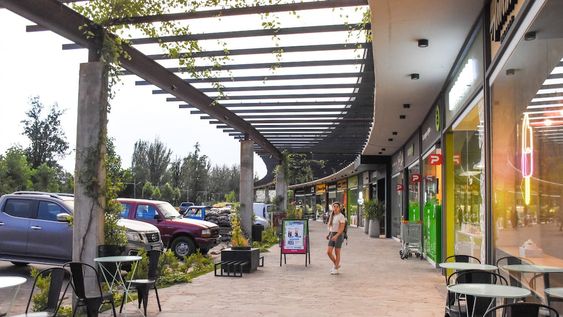 Los strip center crecen en distintos puntos del Gran Mendoza y acompañan la expansión urbana y comercial de los departamentos.
