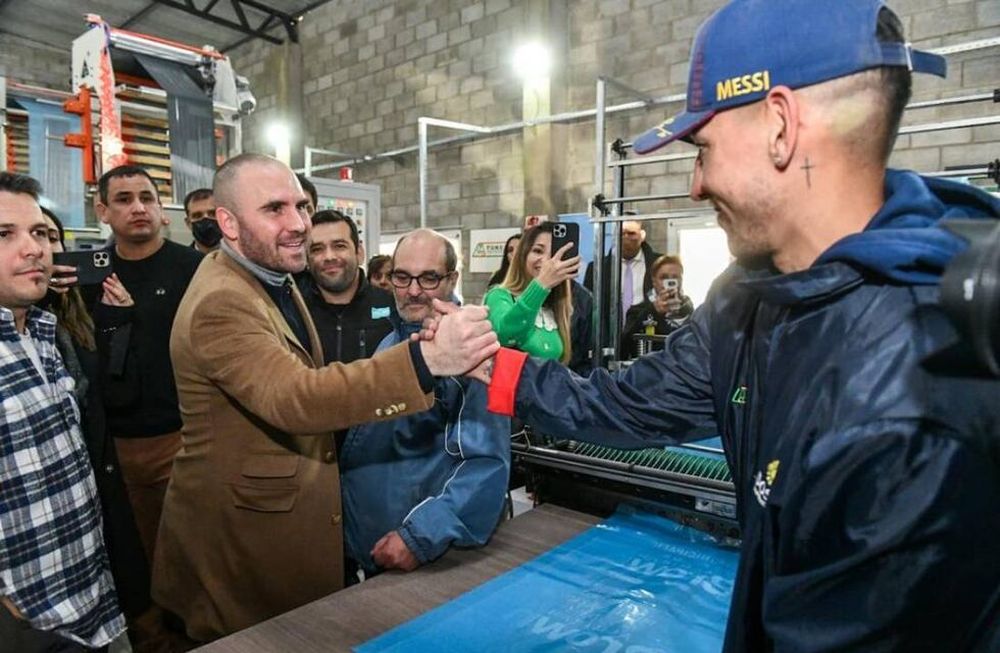 El ministro de Economía, Martín Guzmán, y su par de Desarrollo Social, Juan Zabaleta, realizaron el martes una visita a la Federación Unión Nacional de Cooperativas Argentinas de Trabajo (FUNCAT), ubicada en el partido bonaerense de Almirante Brown.