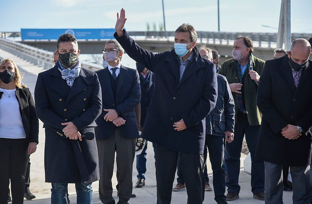 Massa encabezó el viernes la inauguración de un puente ferroviario en el conurbano junto al ministro de Transporte, el massista Guerrera. / Los Andes