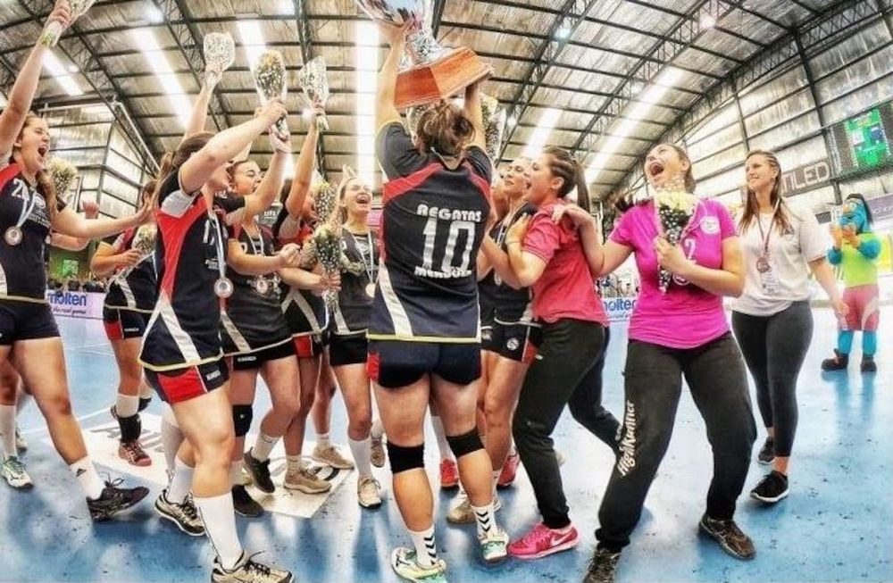 Balonmano: Regatas se quedó con una copa gigante de bronce