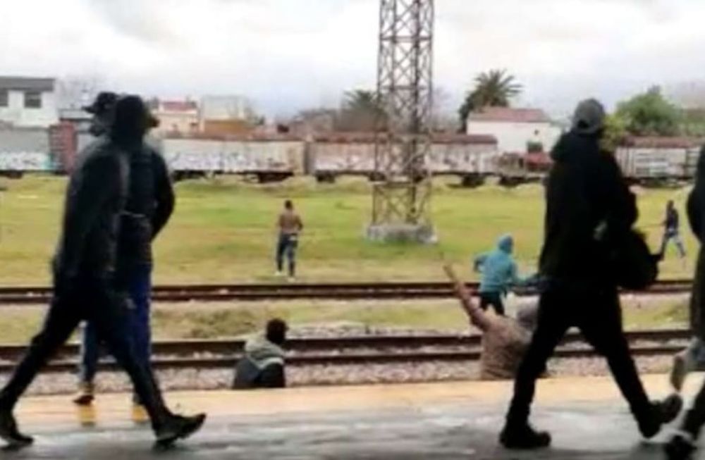 Barras bravas de Racing Club atacaron a hinchas del Deportivo Cali con la misión de recuperar una bandera robada en el cilindro por hinchas colombianos. / Gentileza.