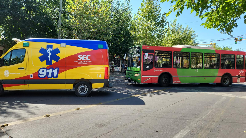Accidente vial en Godoy Cruz: una mujer murió tras ser atropellada por un colectivo