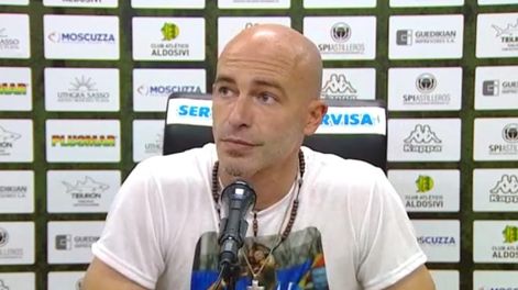 Los Andes | Homenaje. El Gallego Méndez lució en la conferencia de prensa la remera con la imagen del Morro García con la que salieron a la cancha. / Prensa Club Godoy Cruz.